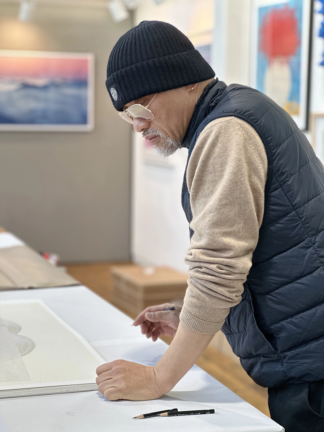 김세중 작가가 아트앤에디션이 제작한 판화에 싸인하는 모습