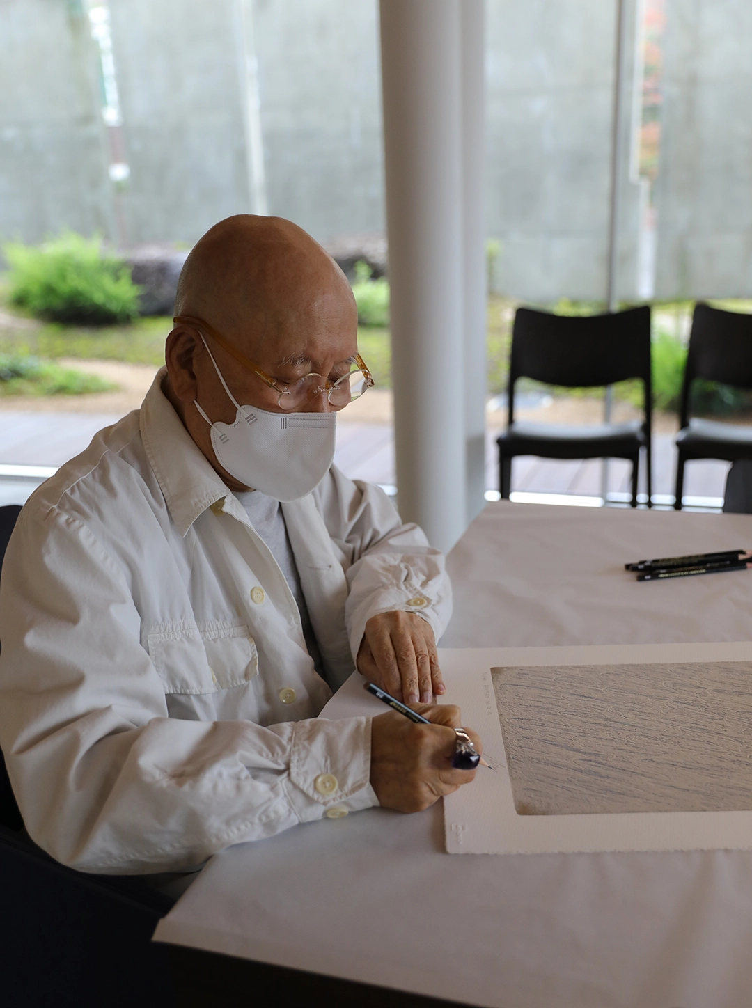 아트앤에디션이 제작한 판화에 박서보 작가가 싸인하는 모습