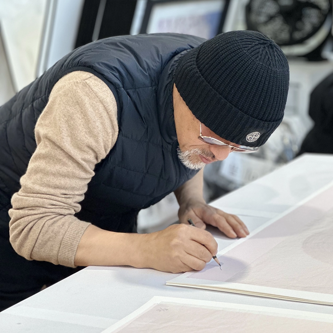 김세중 작가가 아트앤에디션이 제작한 판화에 싸인하는 모습