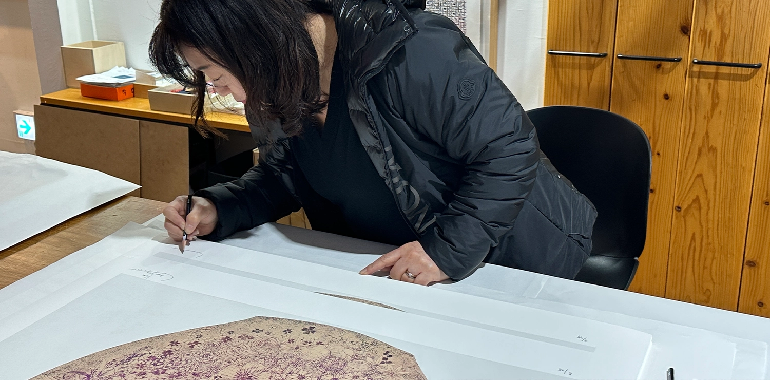 윤선홍 작가가 아트앤에디션이 제작한 판화에 싸인하는 모습