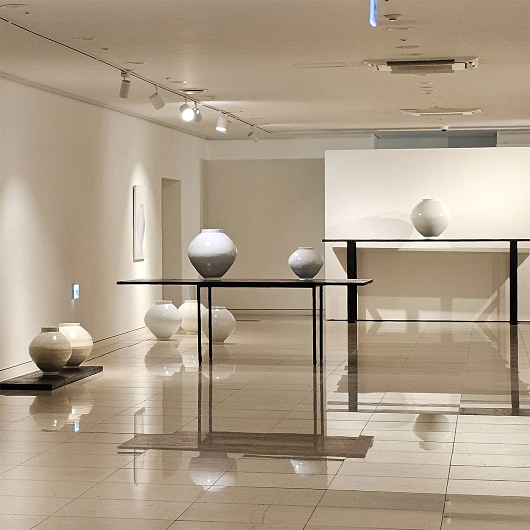 시간을 빚은 달항아리