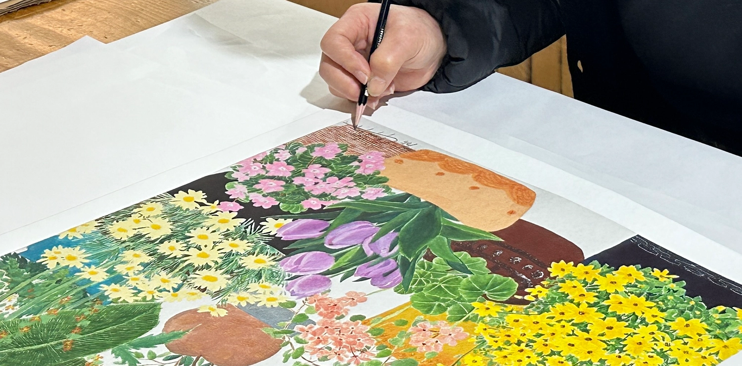 윤선홍 작가가 아트앤에디션이 제작한 판화에 싸인하는 모습